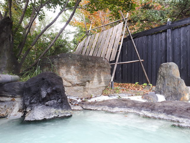 硫黄が沈殿しているので足で混ぜるとお湯が真っ白。
濃厚です。_いろり湯の宿大阪屋