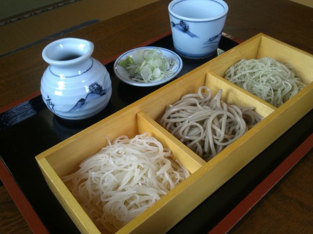 人気の三色蕎麦。。_一休庵