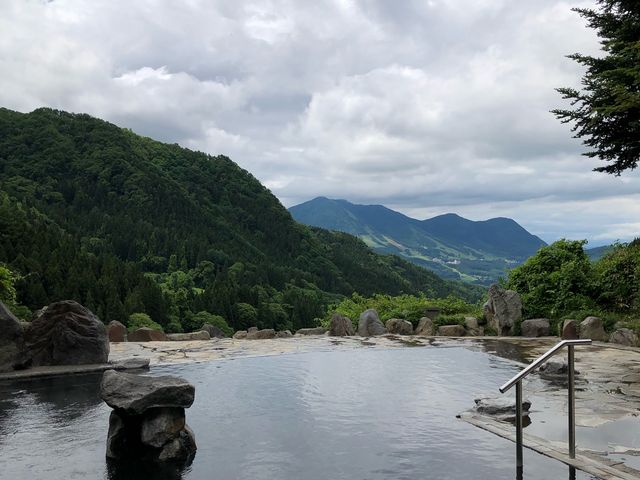 前回の露天風呂は、北アルプスの銀世界を堪能。今回は曇り空でしたが、緑の中の北アルプスを堪能できました_馬曲温泉 望郷の湯