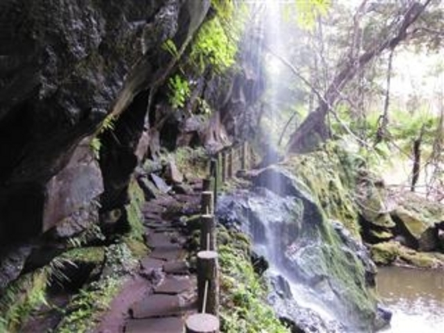 滝裏を通り抜けて見た「裏見ヶ滝」と遊歩道。_裏見ケ滝