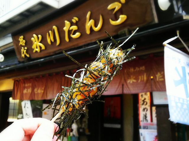 海苔を絡めただんご。焼きたてで香ばしくて柔らかくて美味しかった。_氷川だんご本店
