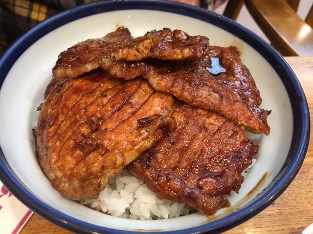 豚丼もおにくがあつく炭火焼きで美味しいです_ふじもり