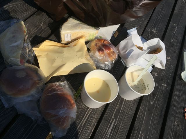 ついたくさん買い込んでしまうパン。スープも揚げたてポテトも美味しいです。_麦音