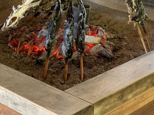 生け簀から獲った岩魚を目の前で焼いてくれます。_たつこ茶屋