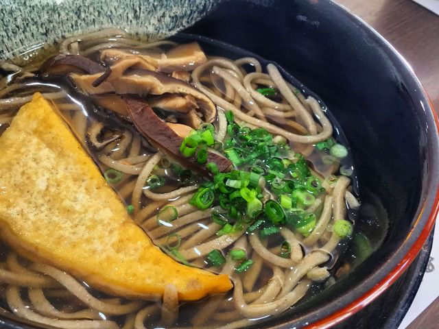 手打ちそばは味わい深く、分厚い揚げと煮しいたけもとても美味しい!_よこい処 しいばや