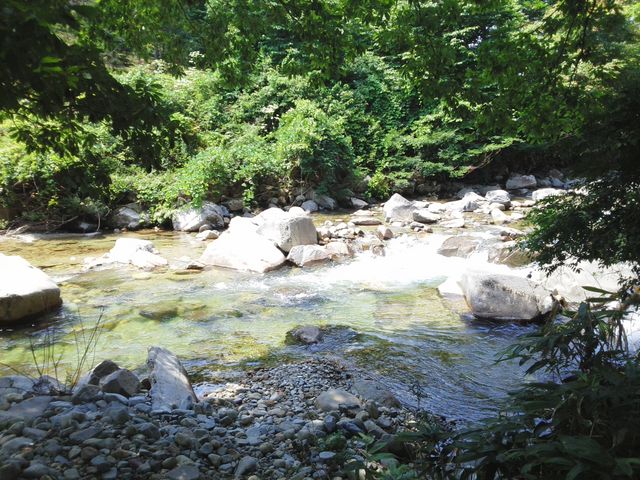 側を流れる清流_陶芸工房 四季野