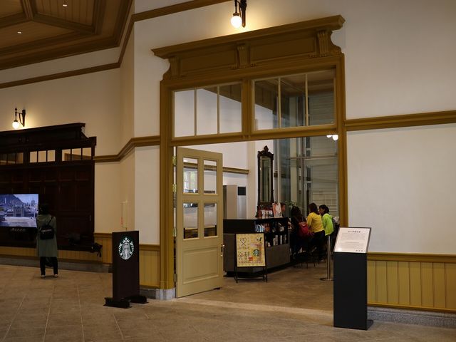 駅舎内にあるスターバックスコーヒーの入り口。_門司港駅