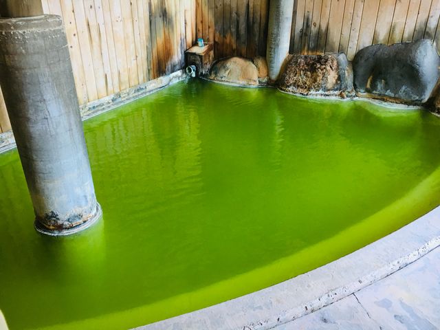 浴室に入ると硫黄と薬品の様な香りが充満してます。_国見温泉
