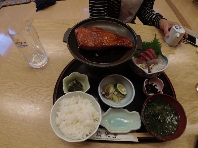 キンメと刺身定食。
とろけます!_魚楽亭