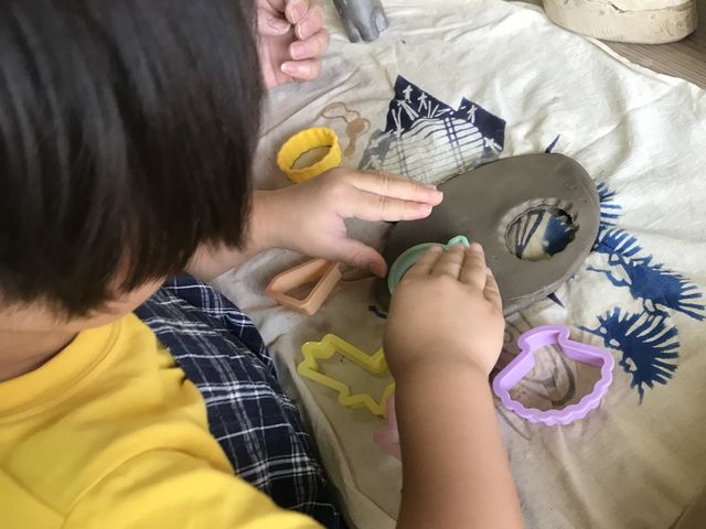 型抜きを使って、子供でも箸置きが簡単に作れます。_圭峰窯