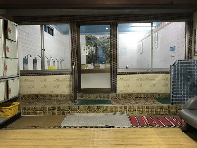 脱衣場から見た浴室_容輝湯