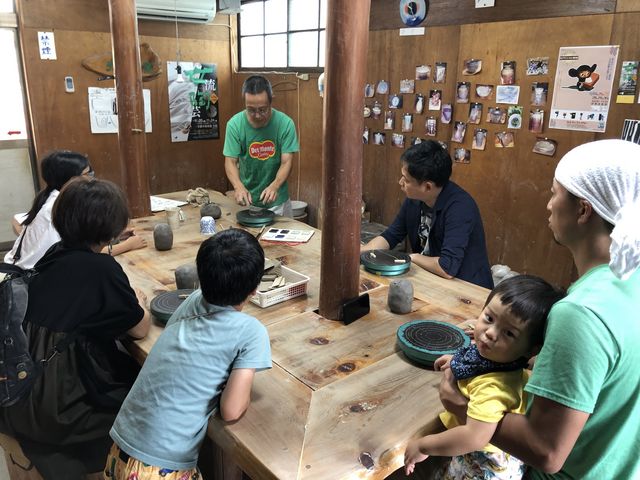家族みんなで集中して説明を聞いています^_^_光和窯