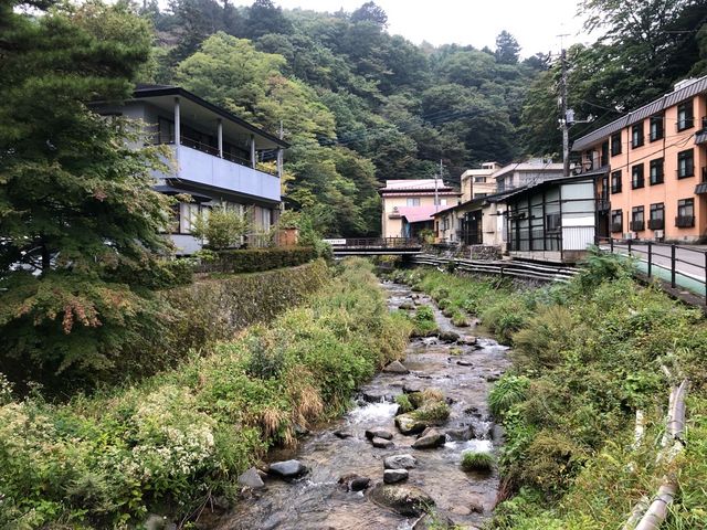 板室温泉4(温泉街の中を流れる渓流)_板室温泉