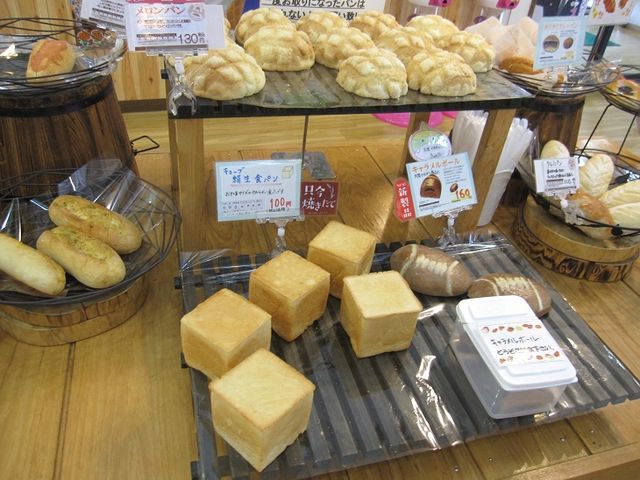 豆腐のような形のパンを購入_道の駅童話の里くす