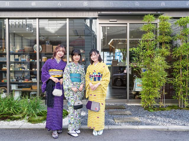 お店の前で記念撮影_目細八郎兵衛商店