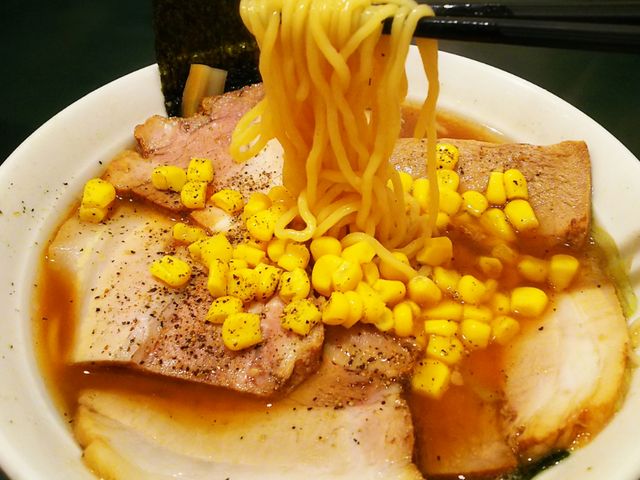 大八のチャーシュー麺の麺リフト。コーンも入っていて面白いラーメン。_餃子菜館 大八