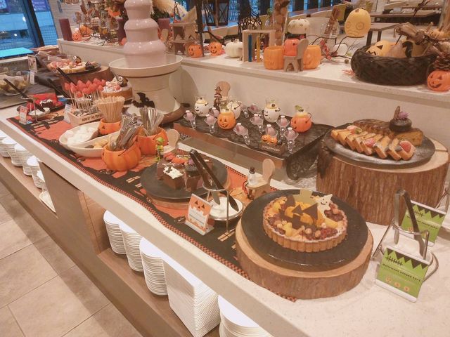 ハロウィンのスィーツコーナー。写真より実物の方が可愛くて素敵でしたよ_ホテルモントレ ル・フレール大阪 レストラン「パルテール」