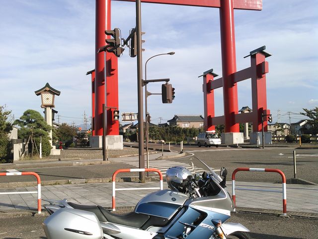 バイクツーリングで寄りました。セブンイレブンで買い物の際、駐車場の角に停めたら良い写真が撮れました。_大鳥居