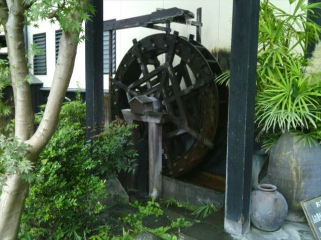 入口横の水車_湯の蔵