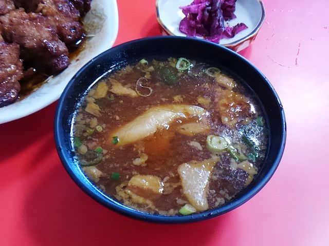 よく煮込まれた脂身の塊が入った豚汁。これだけでも立派な料理。_来来憲とんてき自由ケ丘店