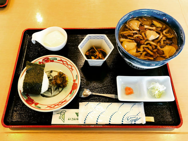 これが「キノそばセット」です。
ボリューム満点です。_いこいの村岩手