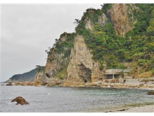 「波の花道遊歩道」の海岸線(曽々木隧道や中央に「せっぷんトンネル」の入口が見える_曽々木海岸