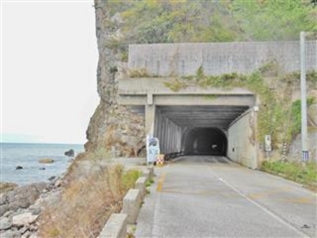 曽々木隧道の左横から始まる「波の花道遊歩道」を進む_曽々木海岸