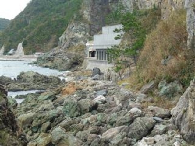 「波の花道遊歩道から見た八世乃洞門」(ここで一度旧道に上がる)_曽々木海岸