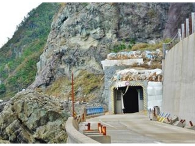 「ひろき橋〜八世乃洞門」ここから海岸沿いに「波の花道遊歩道」_曽々木海岸