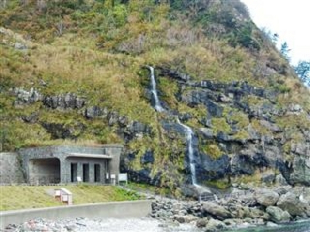 「八世乃洞門と垂水の滝と右海岸沿いに波の花道遊歩道」 _曽々木海岸