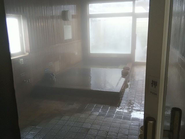 奥には露天もあり_丸金旅館