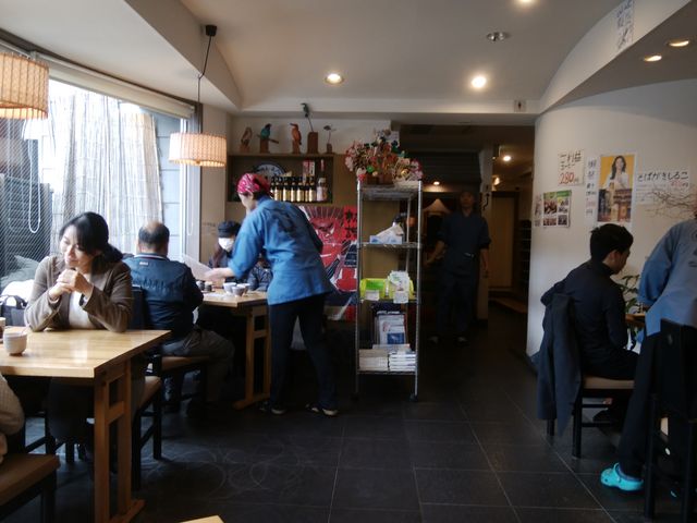 店構えとは少し異なり、広く明るい店内です。_そば処開運そば