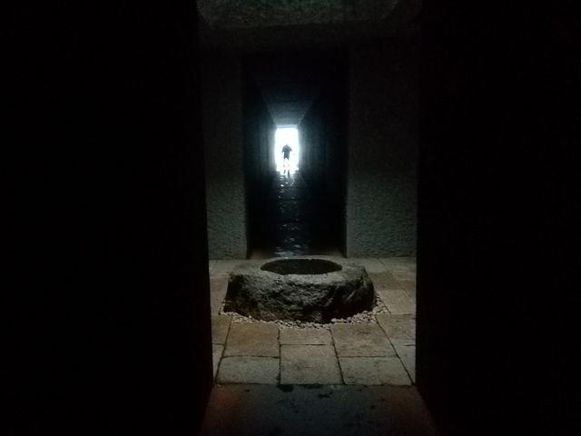 この日はあいにくの雨だったが、もやっているからこその神秘的な光景を見ることができた。_江之浦測候所