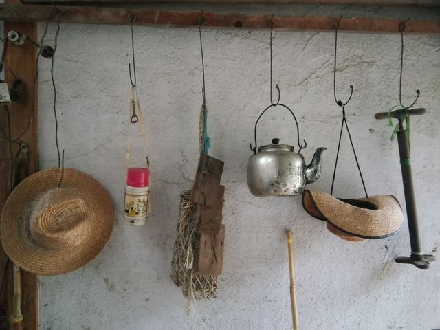 かつて使われていたミカン小屋が今は化石展示室に。当時のミカン農家の人が使っていた道具類も。_江之浦測候所
