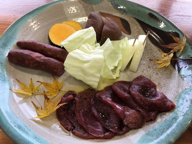 鹿肉が硬くならないよう、オリーブオイルとバジルで一回揉み込むそうです。_総合交流促進宿泊施設 美村が丘
