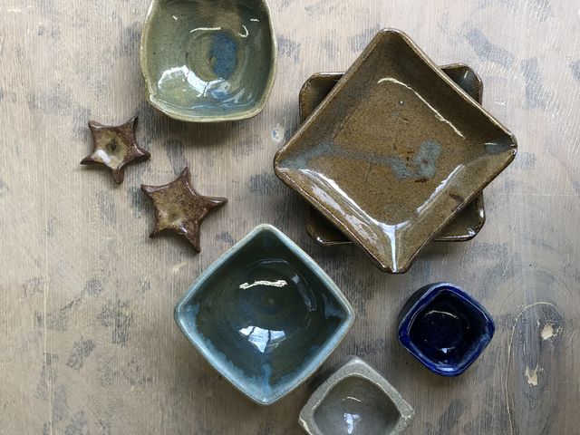 私は小皿を沢山作りましたが、友人は大きなマグとお椀を3つ作ったりしてました。_陶芸工房うろり