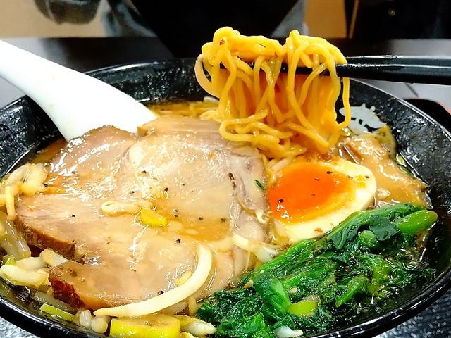 味噌ラーメンの麺持ち上げ(麺リフト)_らーめん蔵芸 ホームズ足立小台店