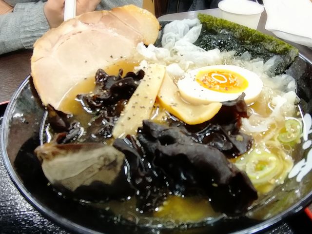白と黒のキクラゲラーメン_らーめん蔵芸 ホームズ足立小台店