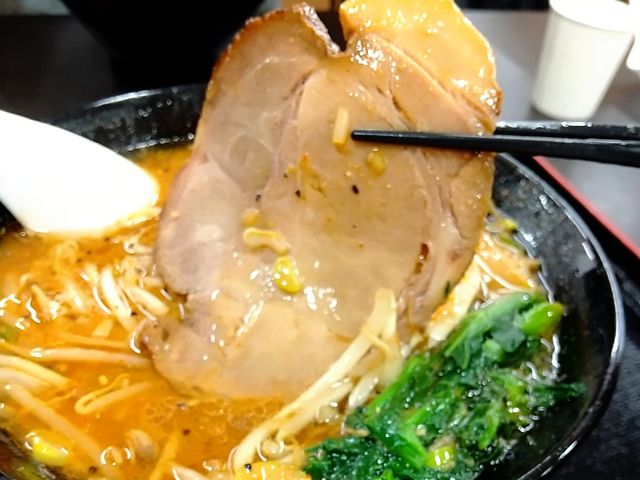 大きなチャーシュー持ち上げ_らーめん蔵芸 ホームズ足立小台店