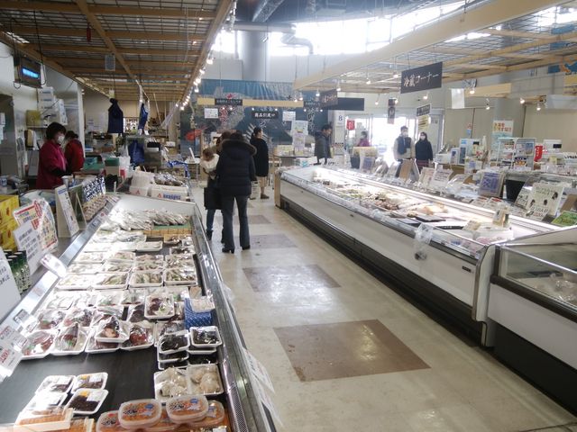 沢山の海の幸が置いてあります。_厚岸漁業協同組合直売店