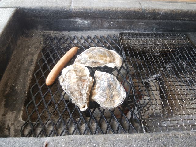 豪快に牡蠣を焼きます。_炭焼き 炙屋