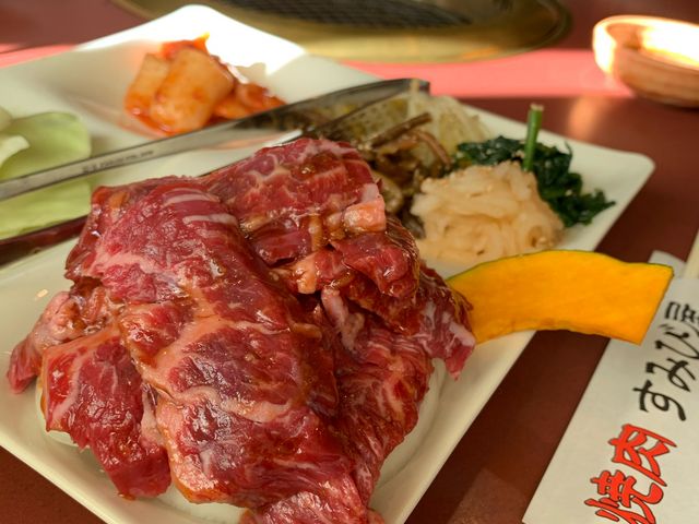 おいしい。
ハラミ定食ランチ
1,400円。コスパ良し。
わかめスープも付いている。_焼肉 すみび屋 鈴蘭台