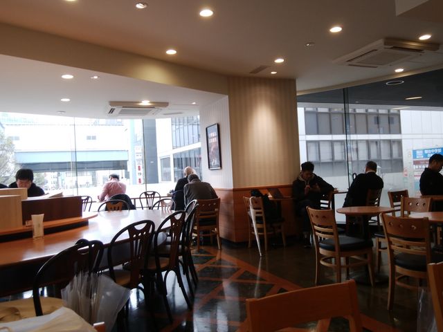 日曜日のお昼、こんなに空いているのは初めてです。_ドトールコーヒーショップ西葛西南口店