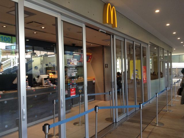 店頭_マクドナルド新浦安駅前店