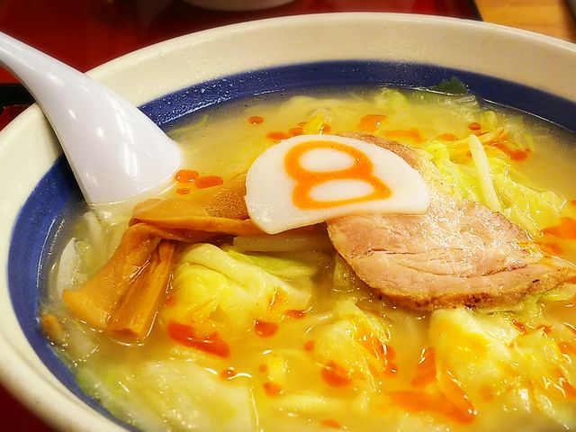 8番ナルトでお馴染み!塩ラーメンも旨い_8番ラーメン本店
