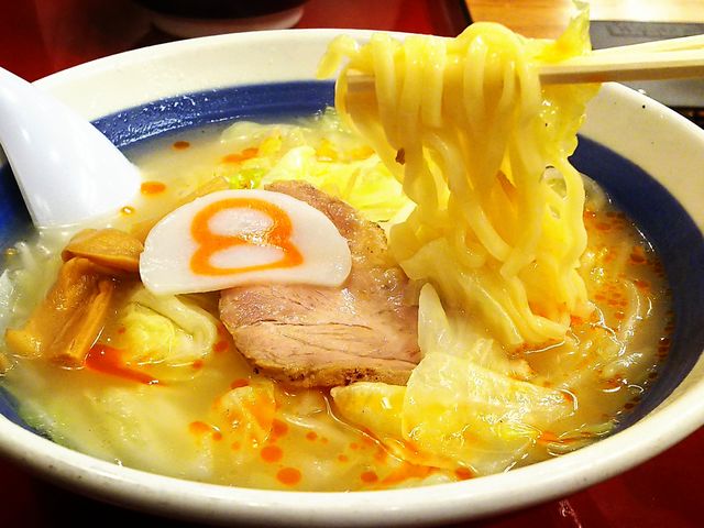 キャベツがたくさん!塩ラーメンの麺リフト_8番らーめん飯田店