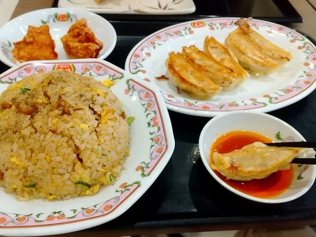 餃子と唐揚げとスープが付いた炒飯セット_餃子の王将 伊敷店