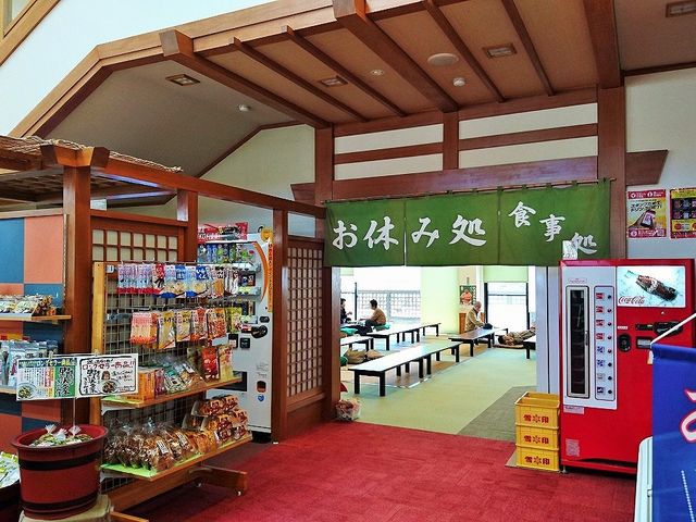 食事をして休憩が出来ます_みのわ温泉ながたの湯 食堂