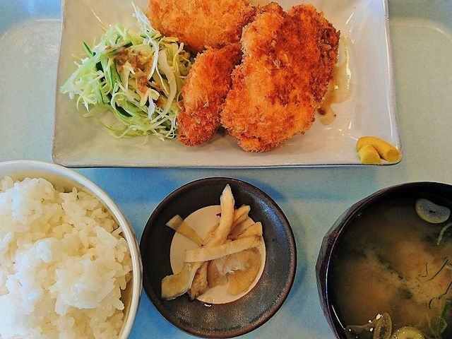 日替わり定食(例 チキンカツ・カニクリームコロッケ定食)_みのわ温泉ながたの湯 食堂