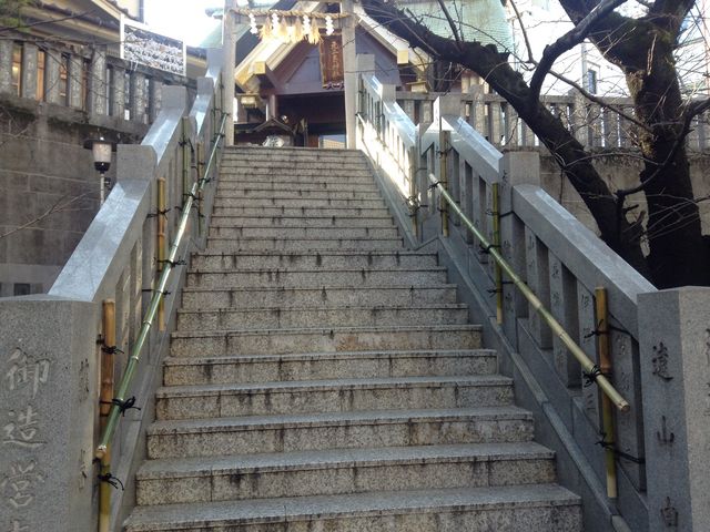 急な階段上へ
勝利を祈願_元三嶋神社